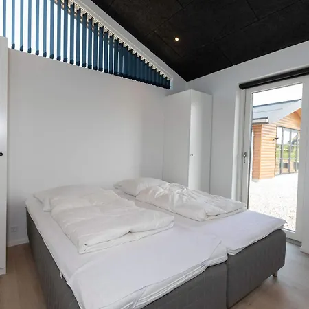 10 Person In Saltum-by Traum
